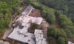 Kartalkaya’da 78 kişinin hayatını kaybettiği otelin sahibinin orman arazisine yaptığı kaçak yapı yıkıldı