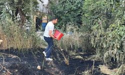 Korkutan ot yangını: İtfaiyeyi beklemeden kova ve hortumlarla söndürdüler