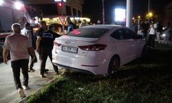 Otomobil, trambüs direğine çarptı: Yaralı sürücü ambulanstan kaçtı