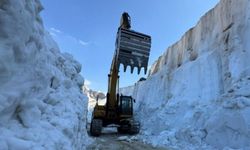 Yüksekova’da 8 metrelik kar tünelleri: İş makinesi içinde kayboldu