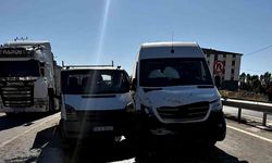 Yüksekova'da minibüs ile kamyonet çarpıştı: 10 yaralı