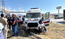 Ambulans ile cip çarpıştı: 5 yaralı