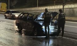 Alev topuna dönen otomobil küle oldu, sürücünün vücudunda yanıklar oluştu