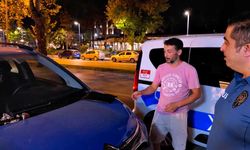Araç kaputunun üzerinde bulduğu 30 bin TL'yi polise teslim etti