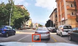 Otomobilden yola çöp atan sürücüyü araç içi kamerası yaktı