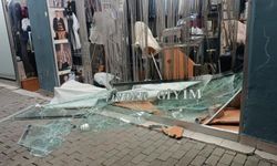 Direksiyon hakimiyetini kaybeden sürücü dükkana girdikten sonra firar etti