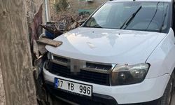 Duvara çarpan aracın sürücüsü hayatını kaybetti