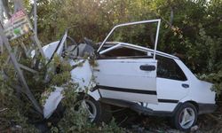 Elektrik direğine çarpan Tofaş hurdaya döndü, sürücü ağır yaralandı