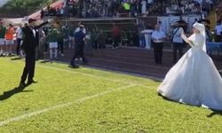 Final maçını gelinlik ve damatlıkla izlediler