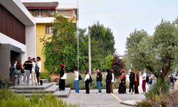 Gençler Kütüphane Kapısında Kuyruk Oluşturdu