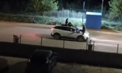 İki kadının seyir halindeki otomobilin üstünde tehlikeli yolculuğu kamerada