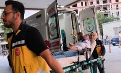 İki otomobil çarpıştı, 4 kişi yaralandı: Motosikletli çift kazadan kıl payı kurtuldu