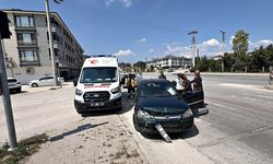 Işıkta aniden şerit değiştiren araca, otomobil çarptı