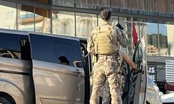 Kaçmaya çalışan şüpheli merdivenlerden düşerek yakalandı