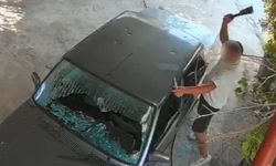 Kadına ait otomobile satır ve bıçakla zarar verdi: O anlar kamerada