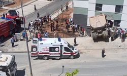Kamyon eve girdi, sürücü yaralandı