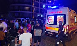 Kamyonete çarpan motosiklet sürücüsü otoparka daldı