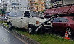 Kayan kamyonetin karşı şeride geçmesini refüjdeki tabela engelledi