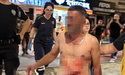 Karnından bıçakla yaralandı, polislere bağırıp yol ortasında soyundu