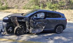 Karşı şeride savrulan dorse otomobile çarptı: 4 yaralı