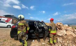 Kayalıklara çarpan otomobilin sürücüsü yaralandı