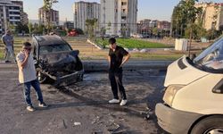 Otomobil ticari araçla kafa kafaya çarpıştı: 1’i ağır 2 yaralı