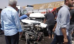 Kazada otomobilde sıkışan sürücü için zamanla yarıştılar