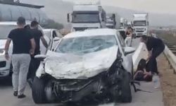 Kontrolden çıkan otomobil tıra ve bariyerlere çarptı: 3 yaralı