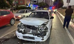 Kırmızı ışıkta bekleyen otomobile çarptı: 3 yaralı