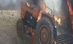 Kısa devre yapan traktör yanarak harekete geçti, saman balyalarını ve hayvanları yaktı