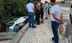 Kontrolden çıkan minibüs evin bahçesine düştü