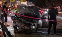 Kontrolden çıkan araç beton direğe çarptı: Sürücü sıkıştı
