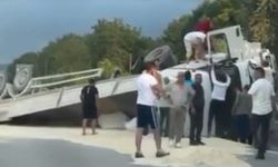 Anadolu Otoyolu’nda kum yüklü tır devrildi