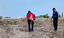 Moloz yığınları arasındaki Türk bayrağını öpüp, başına koyan polis takdir topladı