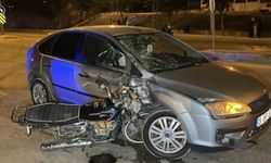 Motosiklet otomobile ok gibi saplandı: 1 ölü, 1 yaralı