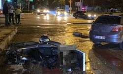 Motosikletle çarpışan otomobil direği yıktı: 5 yaralı