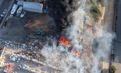 Otluk alanda çıkan yangın teknelere sıçradı: Alevler dron ile görüntülendi