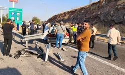 Otomobil bariyerlere çarpıp parçalandı: 1 ölü, 1 yaralı