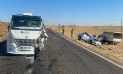 Otomobil ile çekici çarpıştı: 3 yaralı
