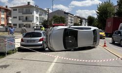 Çorum'da park halindeki araca çarpan otomobil devrildi