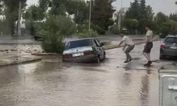 Patlayan su hattı yolu çökertti: Otomobil çukura düştü
