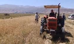Sıcak havaya rağmen çiftçilerin hasat mesaisi başladı