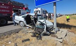 Sivas'ta yoldan çıkan otomobil levha direğine çarptı: 3 yaralı