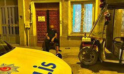 Sokakta sandalye üzerinde sızdı: Polisi harekete geçirdi