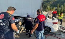Tıra arkadan çarpan otomobilin sürücüsü hayatını kaybetti