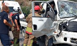 Tırla çarpışan kamyonet hurdaya döndü: 3 yaralı