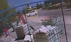Virajı alamayan otomobil dükkana daldı: O anlar kamerada