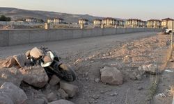 Virajı alamayan motosiklet yoldan çıktı: 2 yaralı