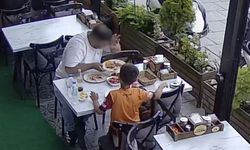Yemeğine kendi kılını atıp para ödemek istemedi
