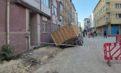 Eskişehir'de yol çöktü, kamyon çukura düştü